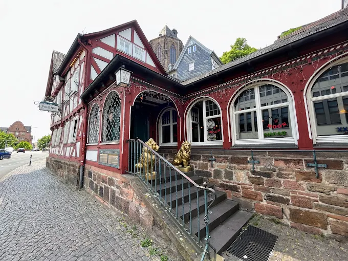 Eingang der Shisha Bar Pik Ass – Moon mit goldenen Löwenfiguren