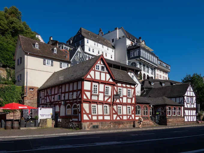 Fassade der Shisha Bar Pik Ass – Moon in der Marburger Altstadt