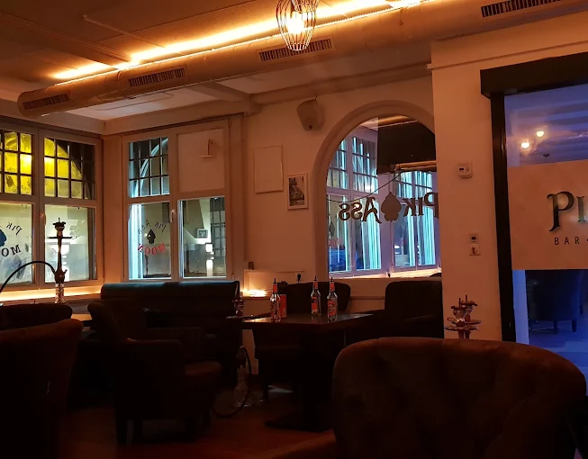 Gemütliche Lounge mit Sesseln und Shisha im Pik Ass – Moon