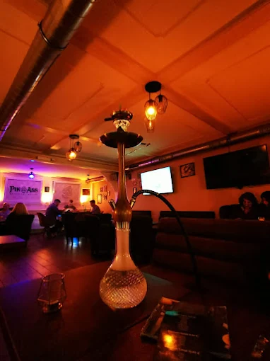 Warm beleuchtete Lounge mit Shisha im Pik Ass – Moon